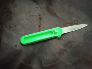 Нож выдвижной без фиксации лезвия.