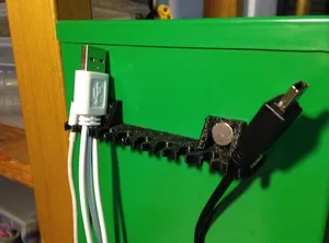 Настенный фиксатор для кабелей