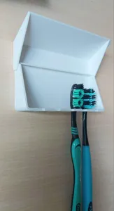 Держатель для зубных щёток с фиксирующейся крышкой.
