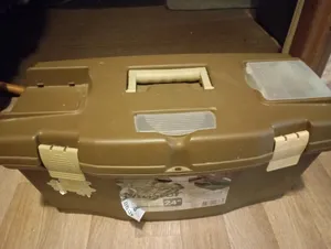 Защелка для крышки ящика.