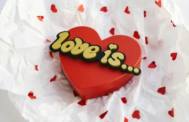 Подарочная коробка Love is... — Фото 3 из 3