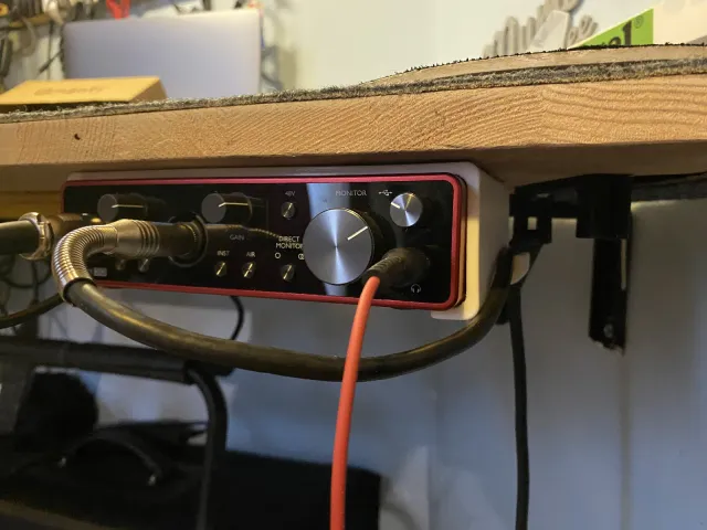 Focusrite Scarlett 2i2 Under Desk Mount — Фото 7 из 8