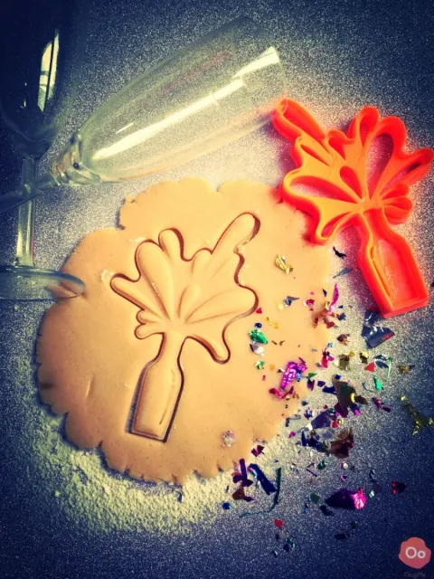 Bubbly Champagne Cookie Cutter — Image 4 of 4
