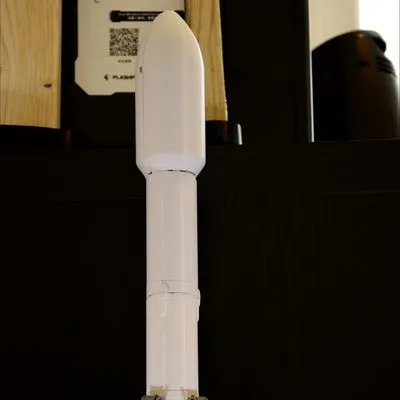 SpaceX Falcon 9 Model Kit — Image 4 of 36