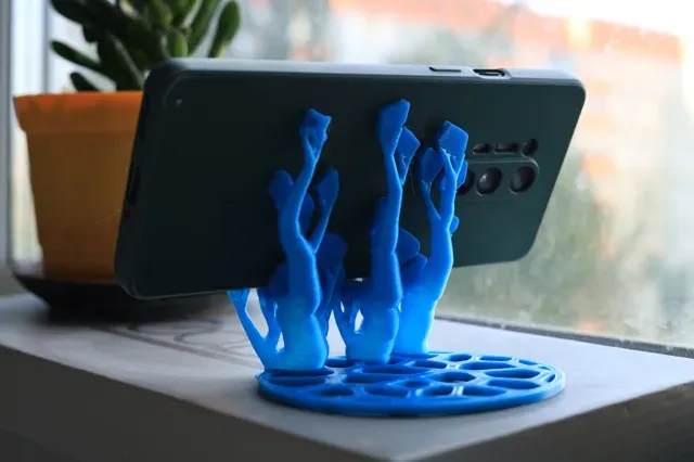 Organic Voronoi Phone Stands — Image 11 of 11
