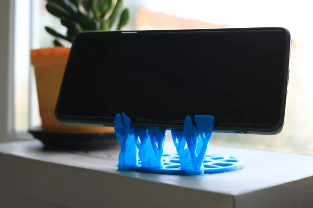 Organic Voronoi Phone Stands — Image 6 of 11