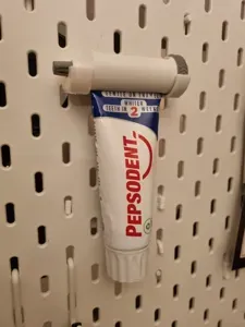 Skadis toothpaste holder ratchet toothpaste