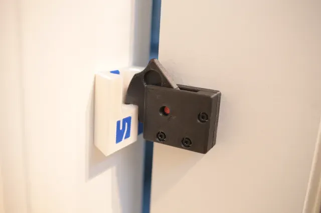 Slide Door Handle and Lock — Image 10 of 15