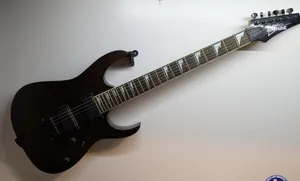 Wall mount for electric guitar 