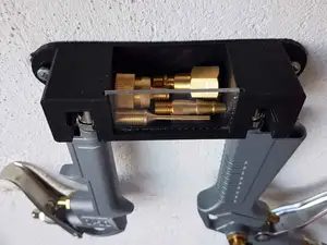 Air tool holder - Support outils de compresseur