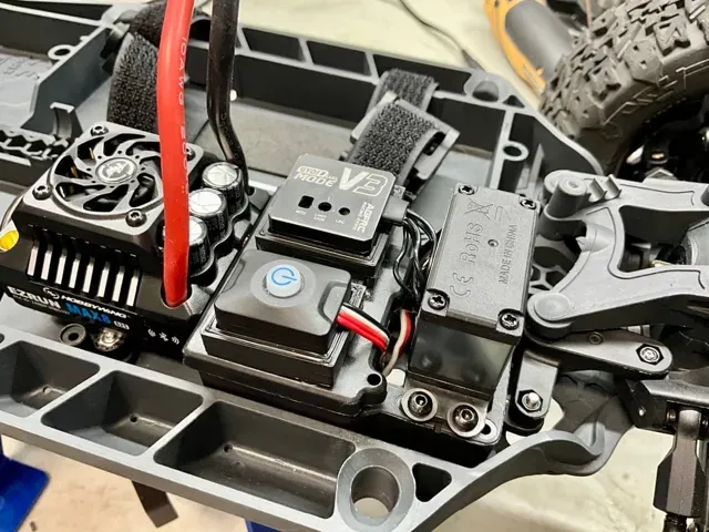 Arrma 4s Models ESC Switch/Gyro Mount — Image 6 of 6