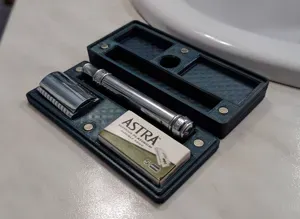 Safety razor travel case with built-in stand