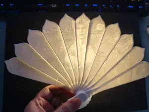 秦彻透光浮雕扇(洇染瑰色)