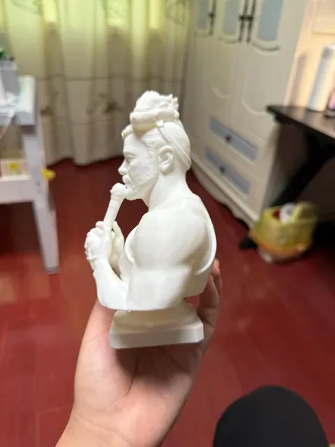 梦龙乐队主唱雕像 — Image 5 of 6