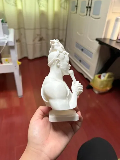 梦龙乐队主唱雕像 — Image 3 of 6