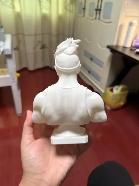 梦龙乐队主唱雕像 — Image 4 of 6