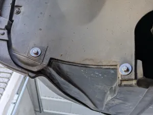 Audi A6 C4 - Mounting points lower engine cover