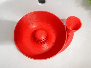 Automatic fruit washing machine with water flow