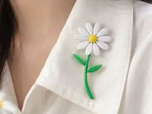 The daisy is designed as a 3D brooch or hair clip.