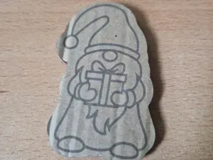 Wichtel / Gnome / Zwerg mit Geschenk