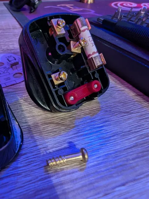 BS1363 UK Plug Replacement Cable Grip / Relief — Image 2 of 5