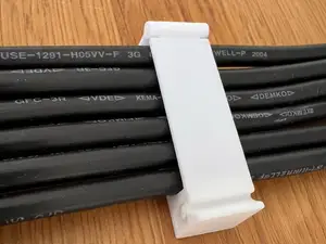 Universelle Kabel-Clips für Schreibtisch & Co.