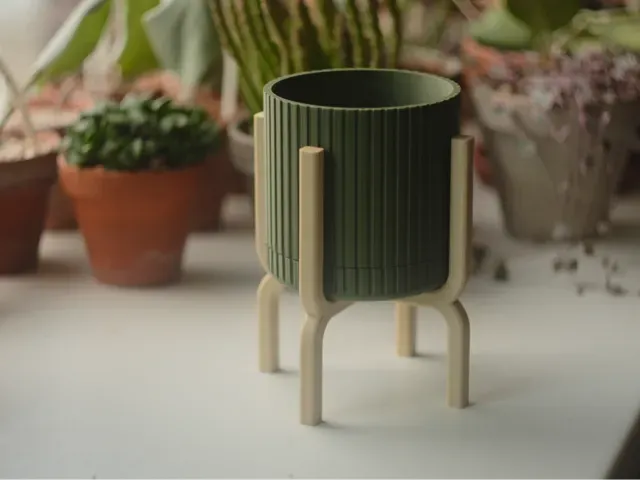 Plant pot with stand