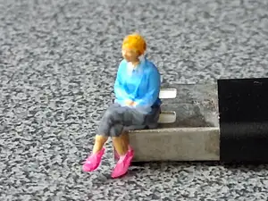 Sitzende Frau H0 1/87 1/32 1/17