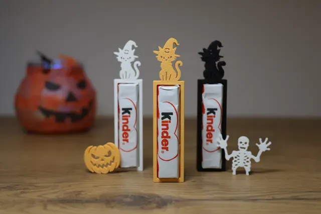 Halloween Witch Cat Holder for Kinderschokolade — Image 2 of 6