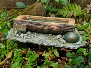 Mini-Baumstamm Wassertränke für Vögel & Insekten
