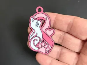 porte clé chat blanc avec ruban et patte