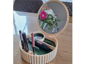 Schöner Organizer mit Spiegel