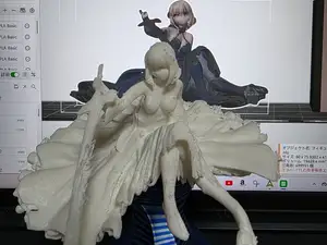 座るセイバー