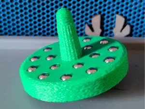 Spinning top with balls