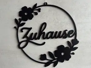 Zuhause Blumenkranz und Türkranz