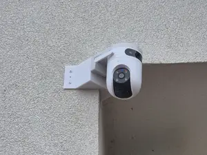 Corner camera mount