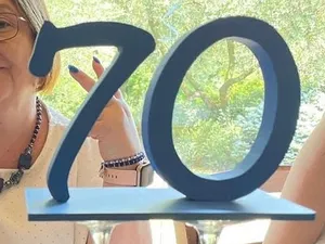 Numero 70 con base per compleanno