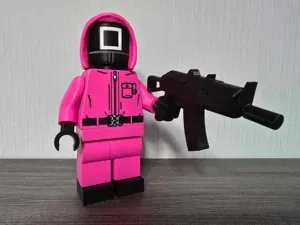 Squid Game - Guard Square * 500 %