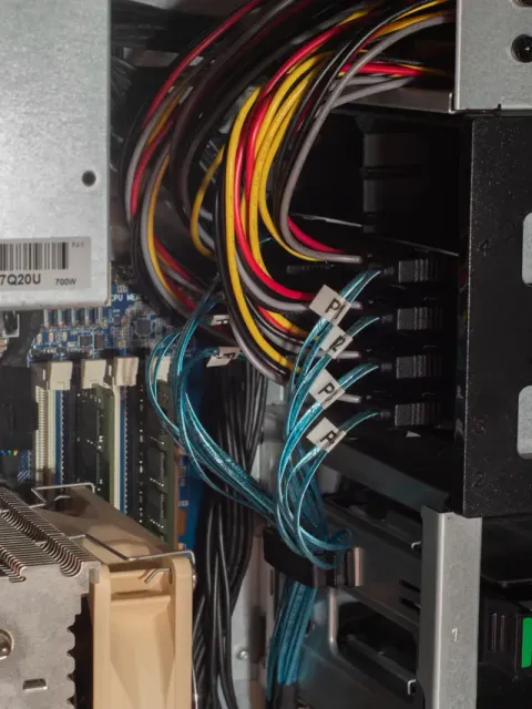 5.25" Drive Bay to 12x 2.5" SSD & HDD Caddy — Image 7 of 13