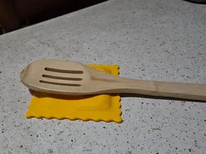 porta cucchiaio da cucina a forma di raviolo