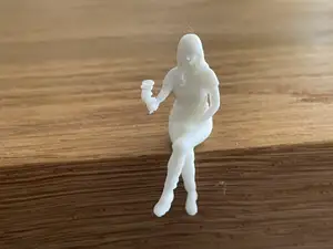 Kleine sitzende Frau mit Weinglas