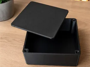 Boîte de rangement avec couvercle aimanté