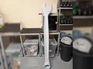 Clé de 10 – Version Géante XXL (≈ 1,5 m)