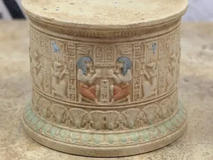 Antiker Ägyptischer Sockel – Zeitlose Eleganz