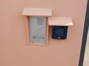 Protège interphone exterieur
