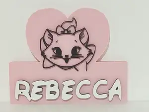 Rebecca scritta da scrivania con minu
