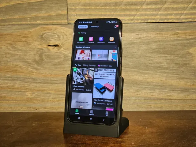 Galaxy S23/S24/S25 Plus Phone Stand — Image 4 of 5