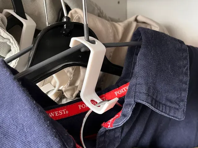 Vertical Hanger Clip for Clothes