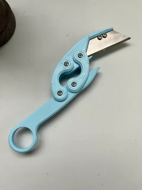 Retractable Karambit Knife — Image 3 of 5