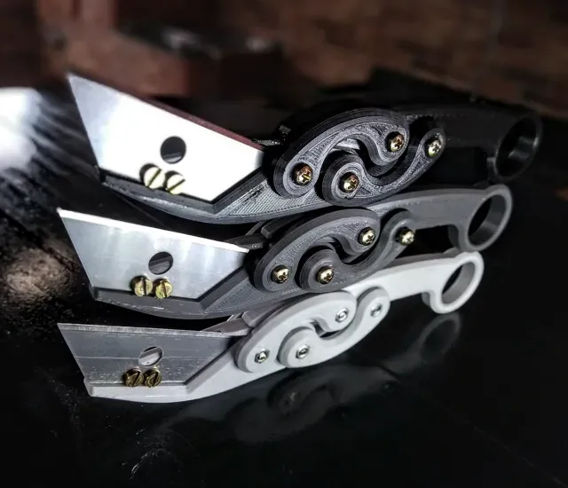 Retractable Karambit Knife — Image 2 of 5